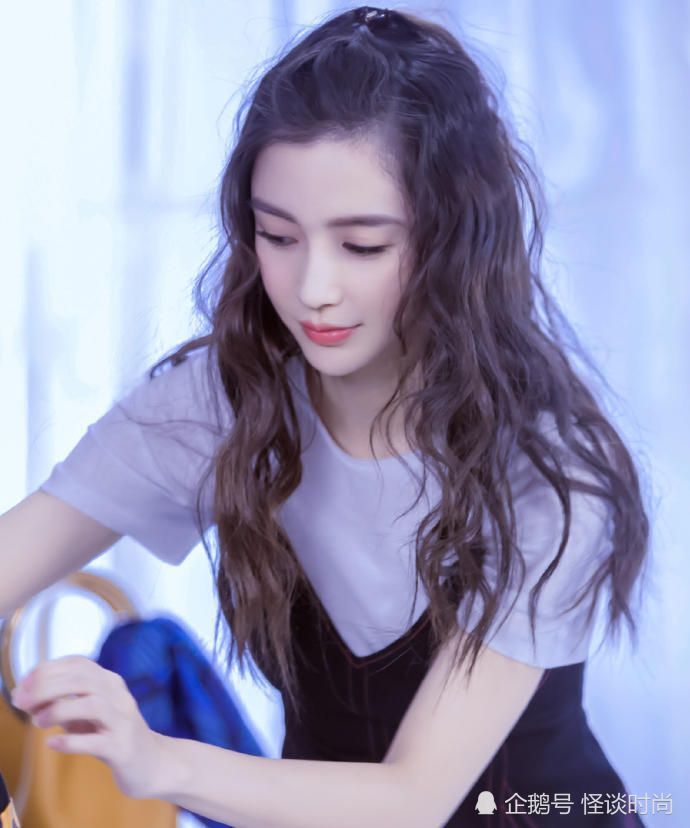 女明星都爱的"羊毛卷"发型,有种洋娃娃的娇弱美感!