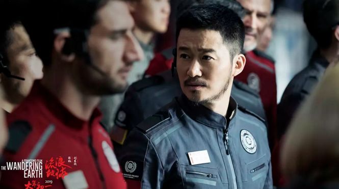 内地票房!《流浪地球》力压《阿丽塔:战斗天使