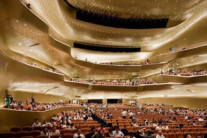 广州歌剧院建筑造型像是珠江河畔的两块鹅卵石,其内部包括一个1800座