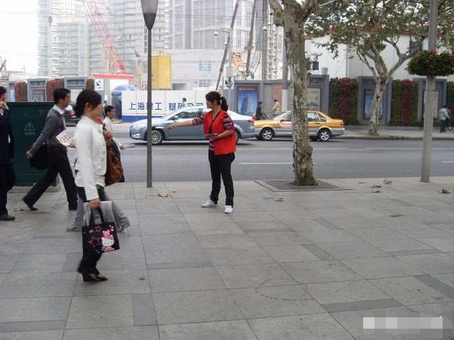 这个孩子几乎是哀求的声音,我无法拒绝,就结果一沓传单帮他带到