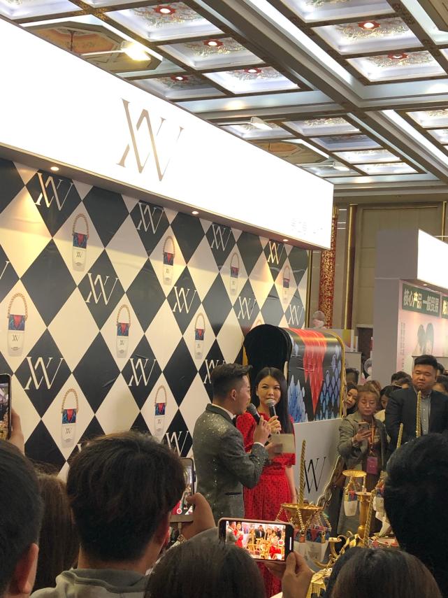 李湘出席活动秀“黄蜂腰”，减肥成功的她被路人大 赞好美（组图） - 3