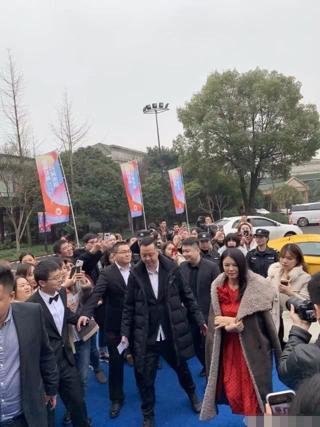 李湘出席活动秀“黄蜂腰”，减肥成功的她被路人大 赞好美（组图） - 1