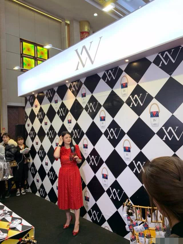 李湘出席活动秀“黄蜂腰”，减肥成功的她被路人大 赞好美（组图） - 8