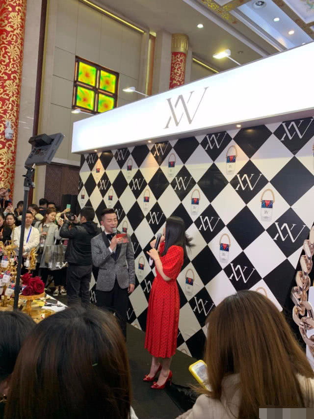 李湘出席活动秀“黄蜂腰”，减肥成功的她被路人大 赞好美（组图） - 6