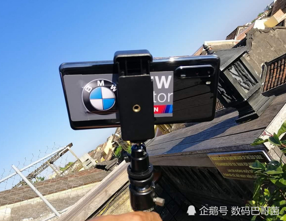 华为P30预告片发布:超级变焦相机能拍月亮 