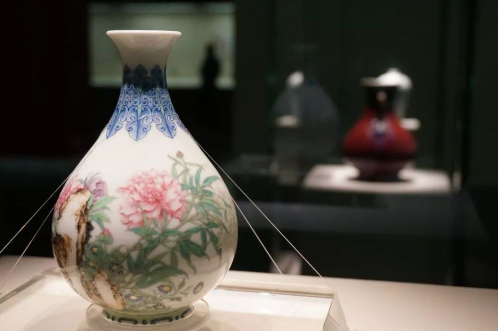 清乾隆款珐琅彩芍药雉鸡图玉壶春瓶
