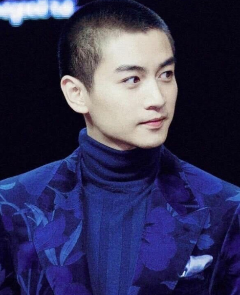 蔡徐坤寸头照曝光,这么帅还要留长发?网友:和吴京有一