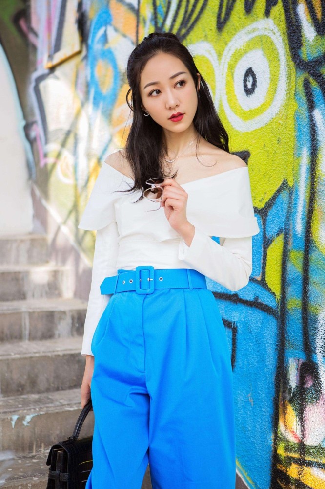 韩雪现身机场,穿短外套配黑色半身裙,背2万5的