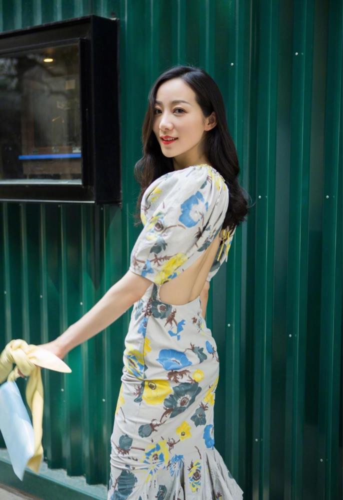 韩雪现身机场,穿短外套配黑色半身裙,背2万5的