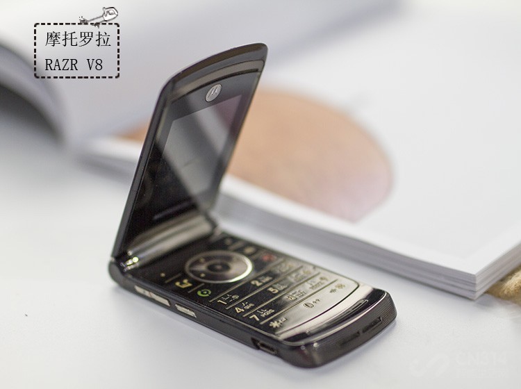 2019年再次看到摩托罗拉razr 这些经典翻盖机在我脑子