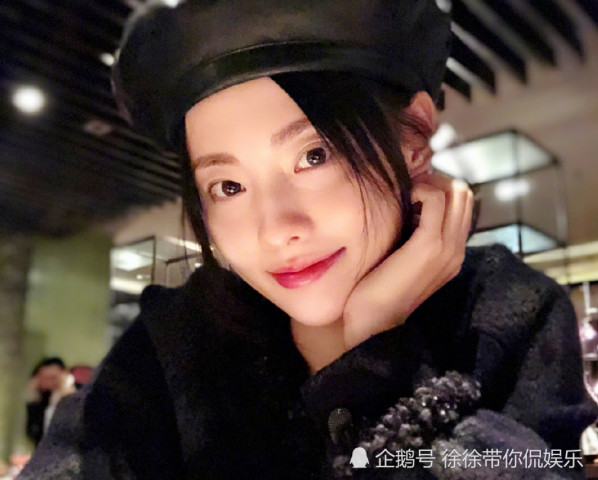 为什么张嘉倪一直都是素颜,看到刚出道时浓妆模样,让