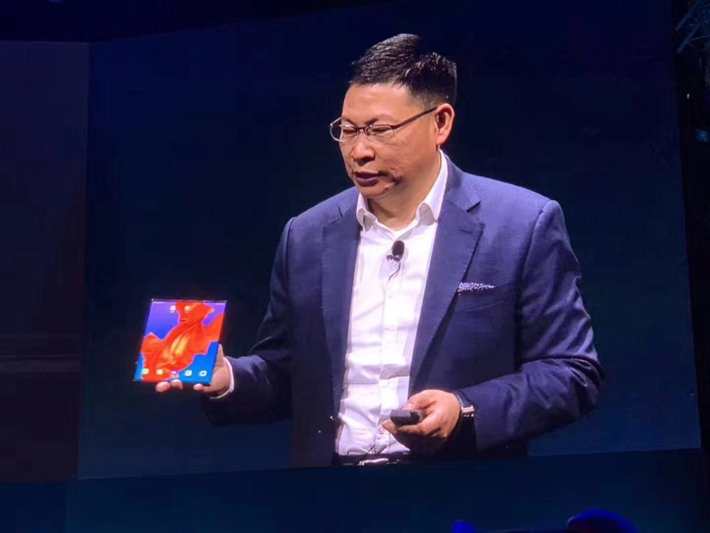 华为5G折叠屏手机首秀,对标三星有点悬,营销上