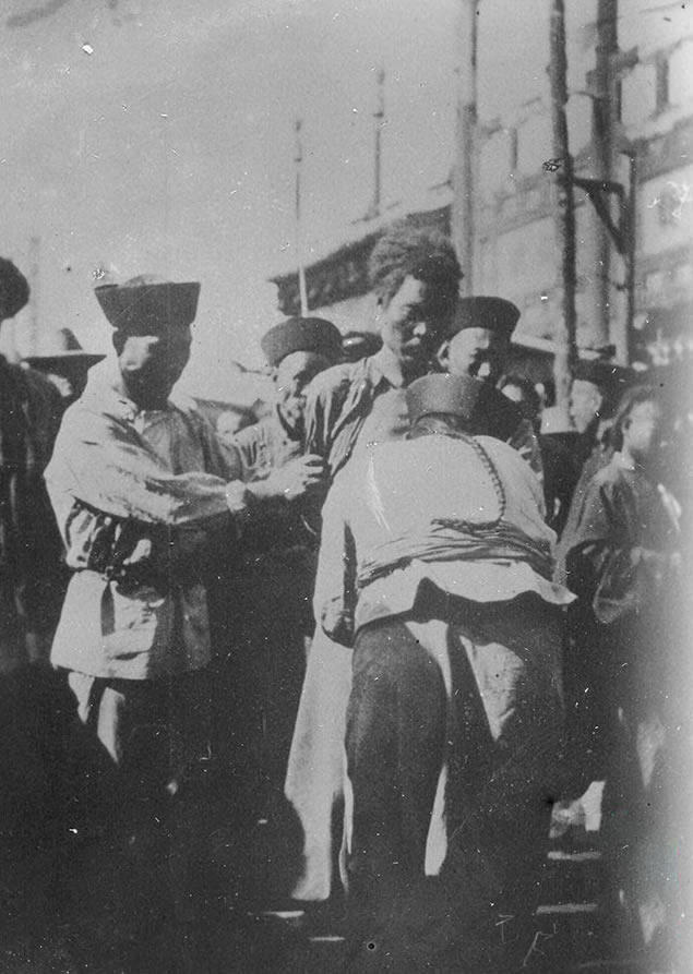 老照片:清朝酷刑当街执行,人们表情呆滞,麻木不仁