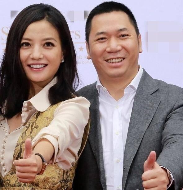 42岁赵薇素颜现身片场，憔悴吸烟颜值下降（组图） - 4