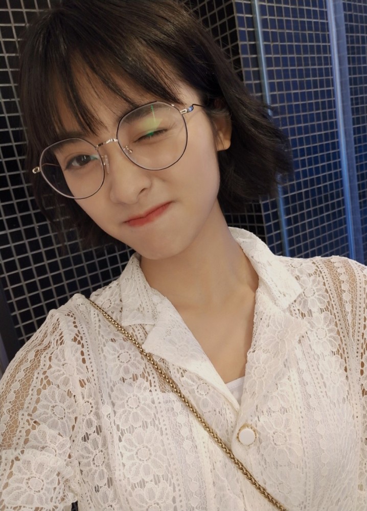 沈月为什么一直有刘海?看到她露额头的瞬间,这