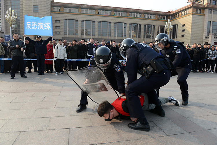 北京站反恐演练 一分钟制服持刀"歹徒"