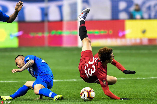 柏佳骏肘击犯规染红 裁判乌龙险将孙世林罚下