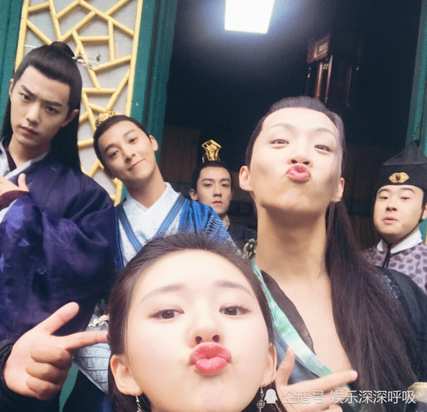 赵露思剧组发合照,郑业成第一个评论,谁注意到赵露思对他的称呼