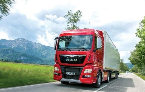 为什么客车驾驶位很低 货车驾驶位却很高 网友 看完涨知识了 看点快报