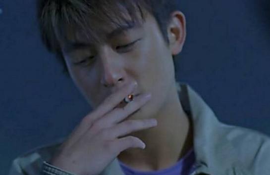 一组男明星吸烟照:霍建华一边看剧本一边抽烟,被哥哥