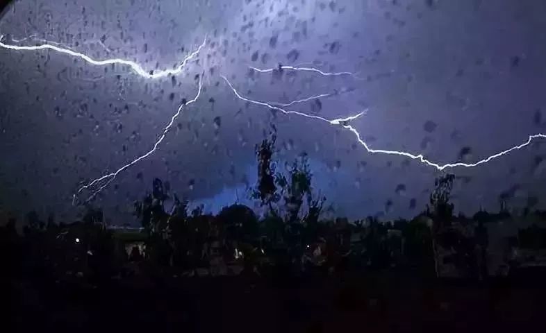 大雨如什么成语_下大雨的图片(3)