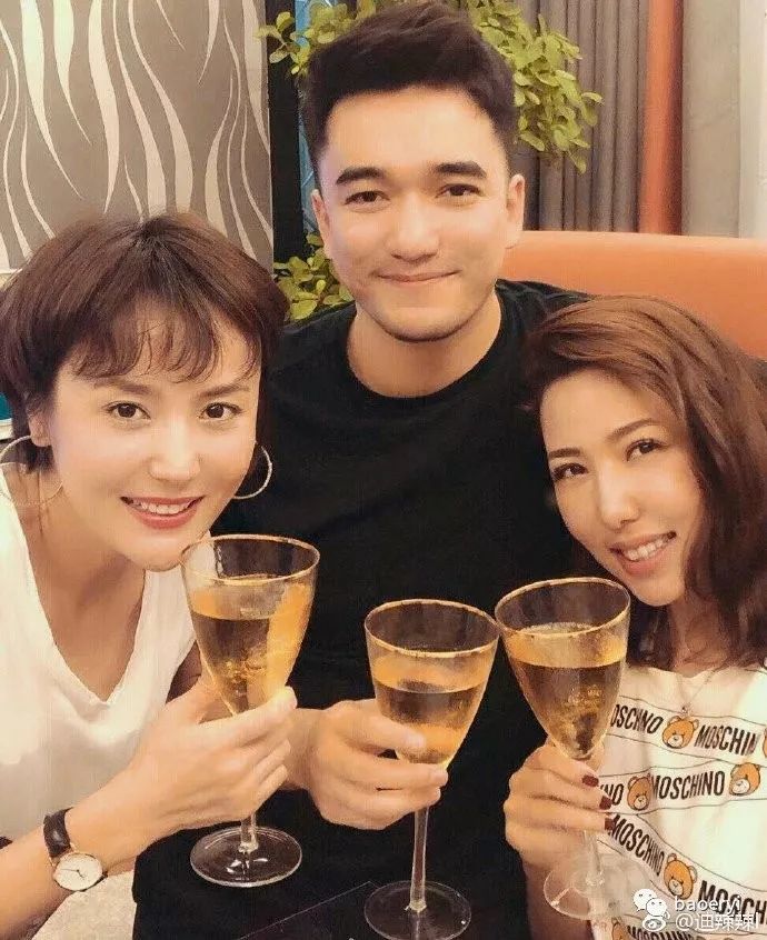 闺蜜曝光娜扎表情孕照:小腹宽松衣着微凸,姐姐新婚包动态火影忍者图片