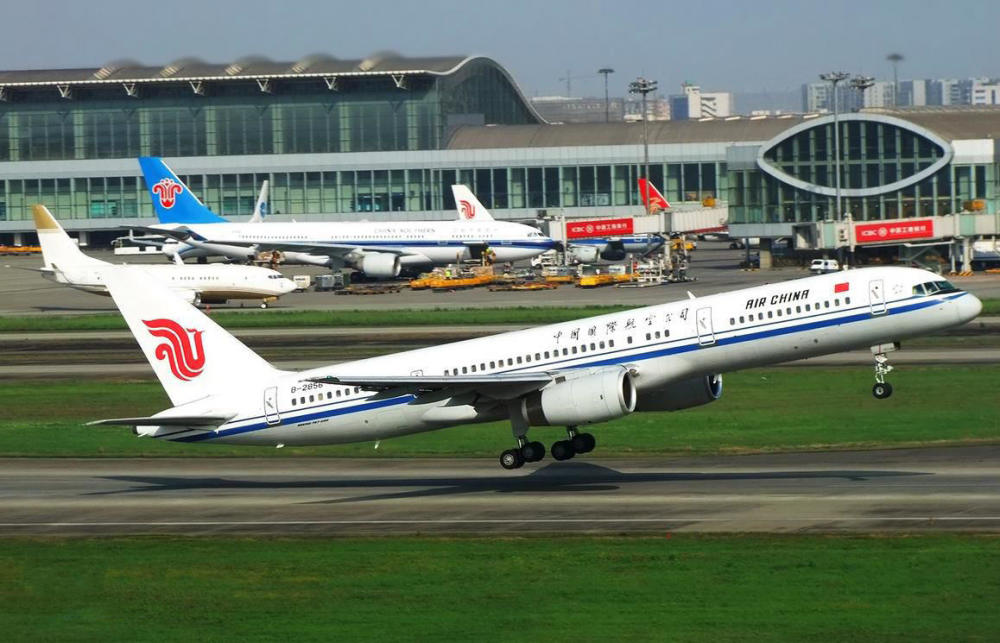 四川目前机场有成都双流国际机场和绵阳南郊机场等;火车站有成都站