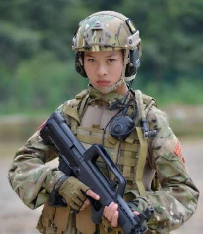在《特种兵》中是女汉子,脱下军装后叶寸心变可爱,而她竟变知性