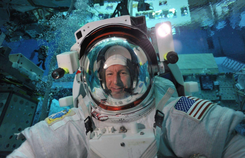 宇航员在太空待一年,基因将突变7%,10年后他