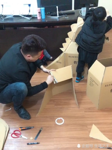为让孩子成为幼儿园王者,爸爸用纸箱做出小恐龙,其他家长要疯了