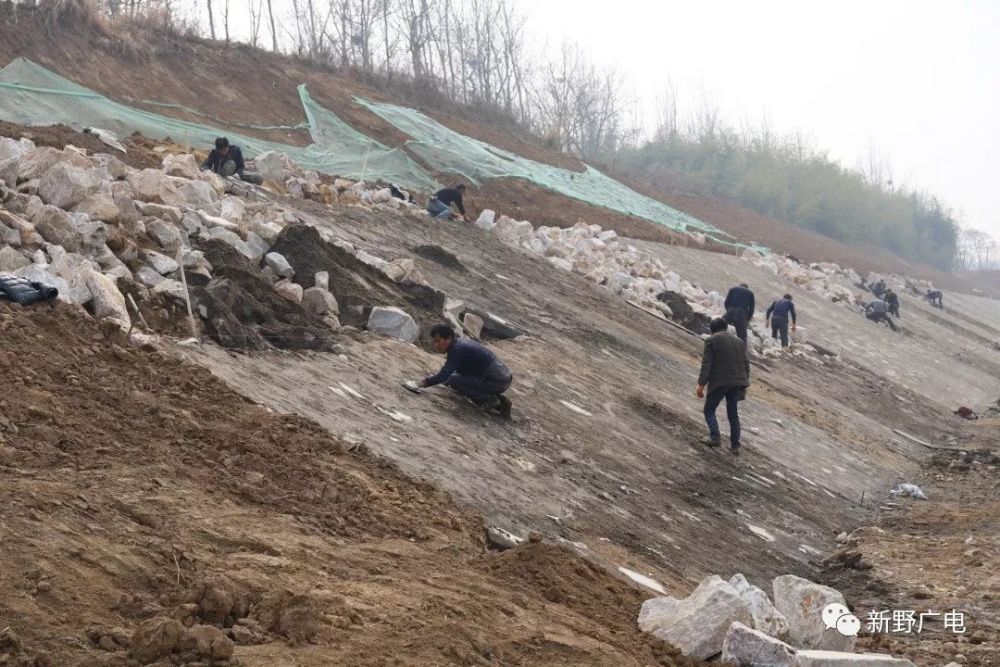 5,消力池下游设防冲墙施工已完成 6,海曼下游抛石防冲槽长施工已完成