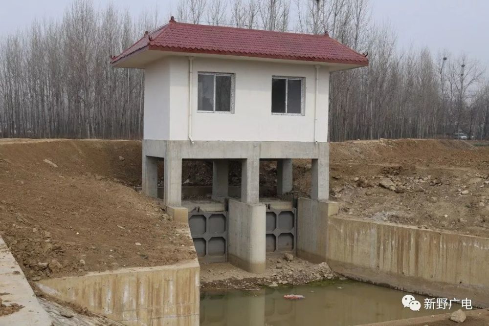 7,上下游翼墙,铺盖,液压坝,消力池,海漫边墙临水侧均为直墙,施工已