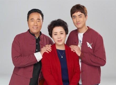 杨立新一家颜值在线,神秘妻子公开露面,儿子是