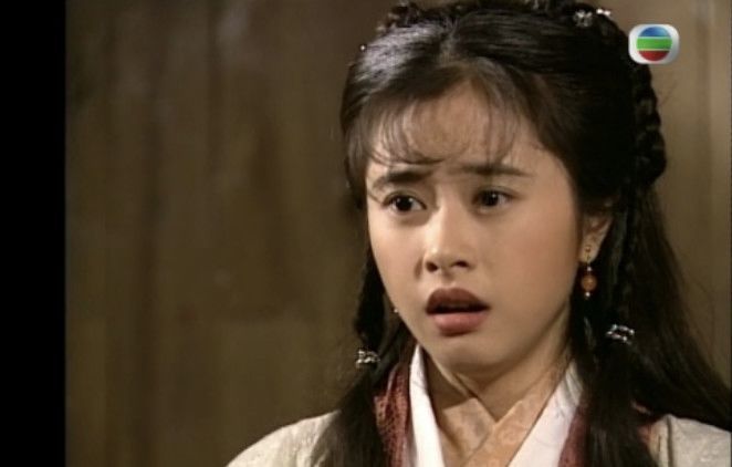 现在的何美钿似乎比李若彤更显年轻,不过少女妆容一扮上,眉梢眼角的
