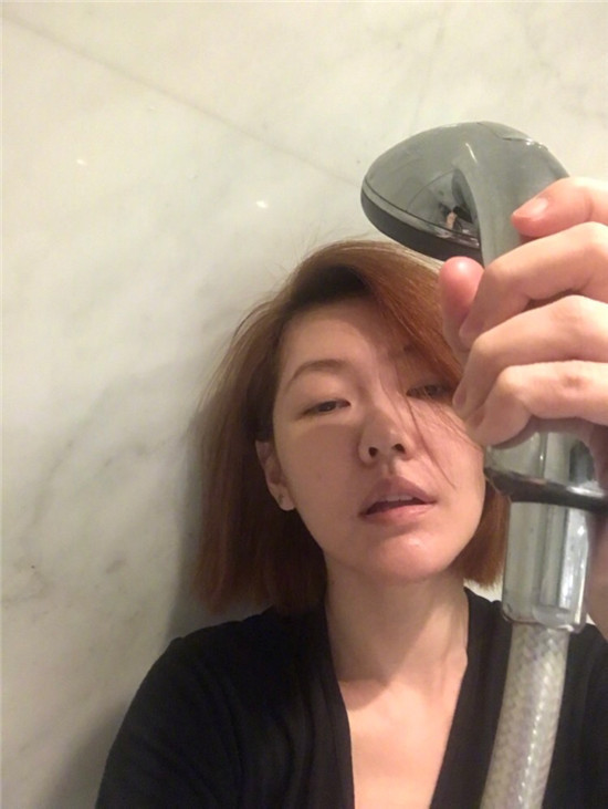 一个黑人拿着一个夹子猜四字成语_四字成语你画我猜(3)