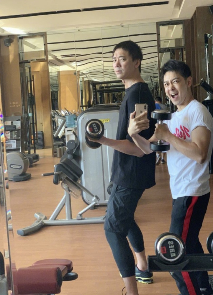 林志颖相约好友阿信一同健身,不老男神同框举铁秀肌肉