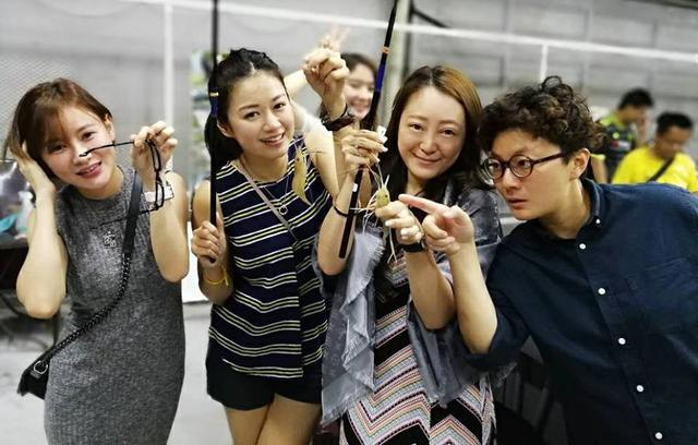 中国美女钓虾团远征越南罗氏虾,这钓获势必引发国内钓