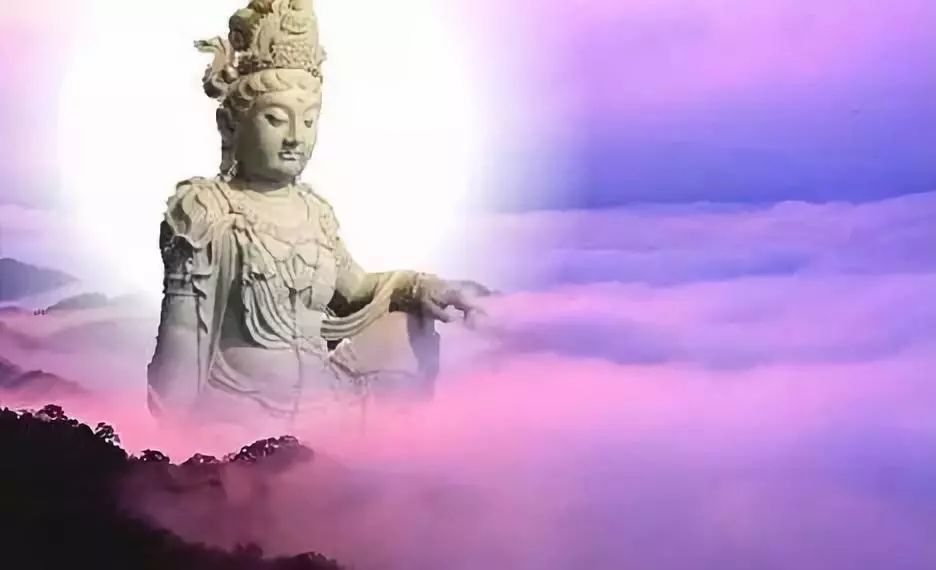 有的人也会经常走进寺院拜佛,或是在家里供了佛像,祈愿佛光护佑平安