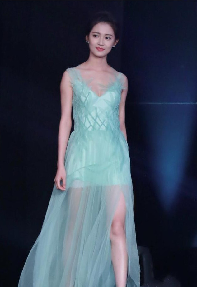 照片中的陈钰琪,她身穿绿色的小礼服,十足的女神范!