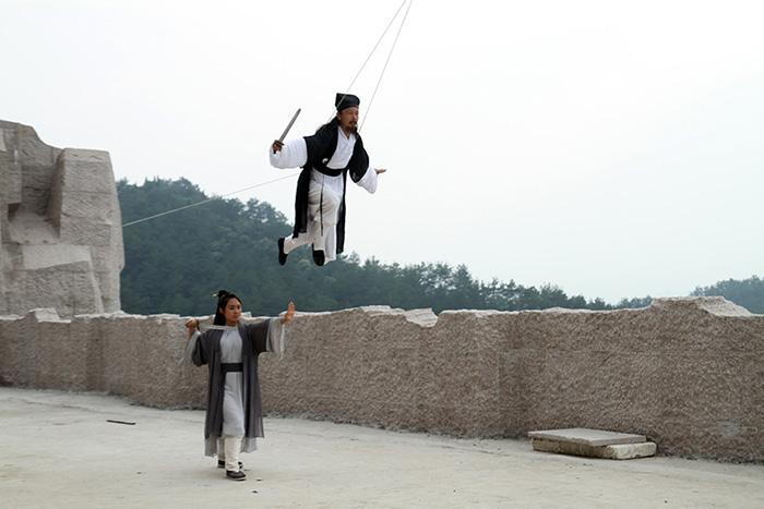 学陈师行的轻功并不难！养蜂人尹宪亮身轻如燕，能轻松上树飞檐走壁
