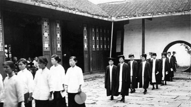 中国女性百年形象变化:图为晚清时期的中国女性,由于封建思想的因素