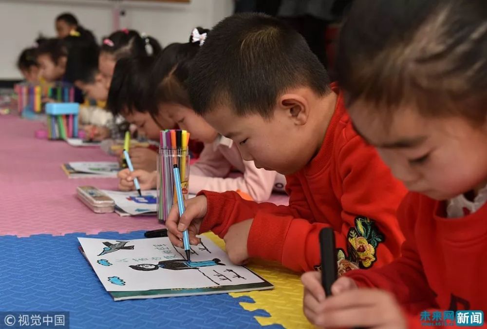幼儿园的孩子在画画.(资料图/视觉中国)