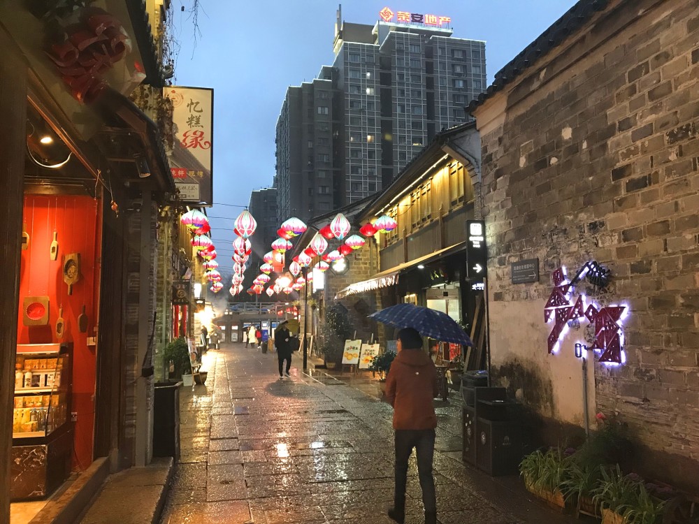 宁波南塘老街雨中游,道地的宁波美食原来都在这里