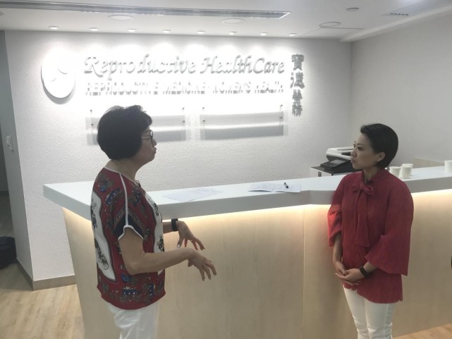 （图说：腾讯《棱镜》采访香港第一代试管婴儿母亲Judy）