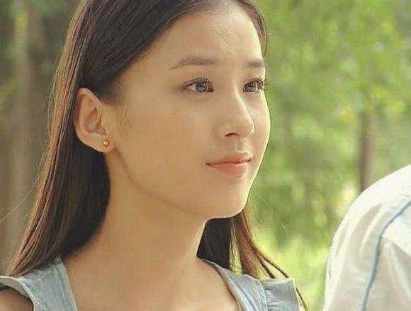 可是黄圣依年轻时真的是超级漂亮清纯,红苹果乐园里颜值碾压女主,教科