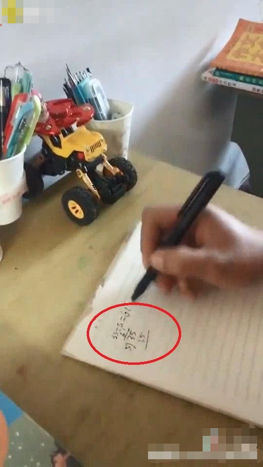 爸爸教孩子算数学题,孩子一脸懵:爸爸你小学没