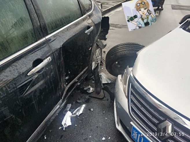 绍兴发生车祸现场多辆汽车被撞损失严重