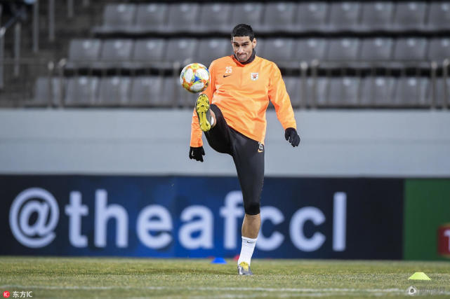 鲁能19人现身亚冠踩场训练 郑铮缺席费莱尼领