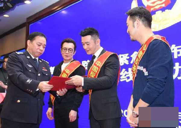 热心公益！黄晓明李咏成为中国反拐义务宣传员