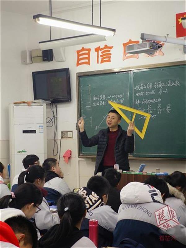 武汉二中广雅中学校长给毕业班上课,享受课堂上与学生